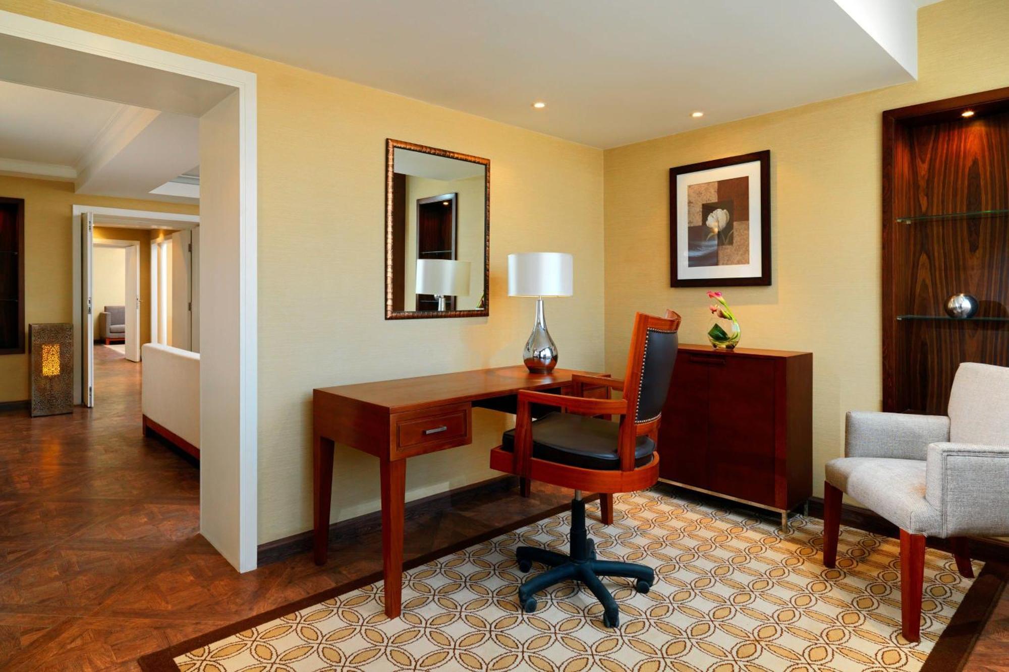 开罗喜来登酒店及赌场 Giza 外观 照片 A work desk in a hotel room