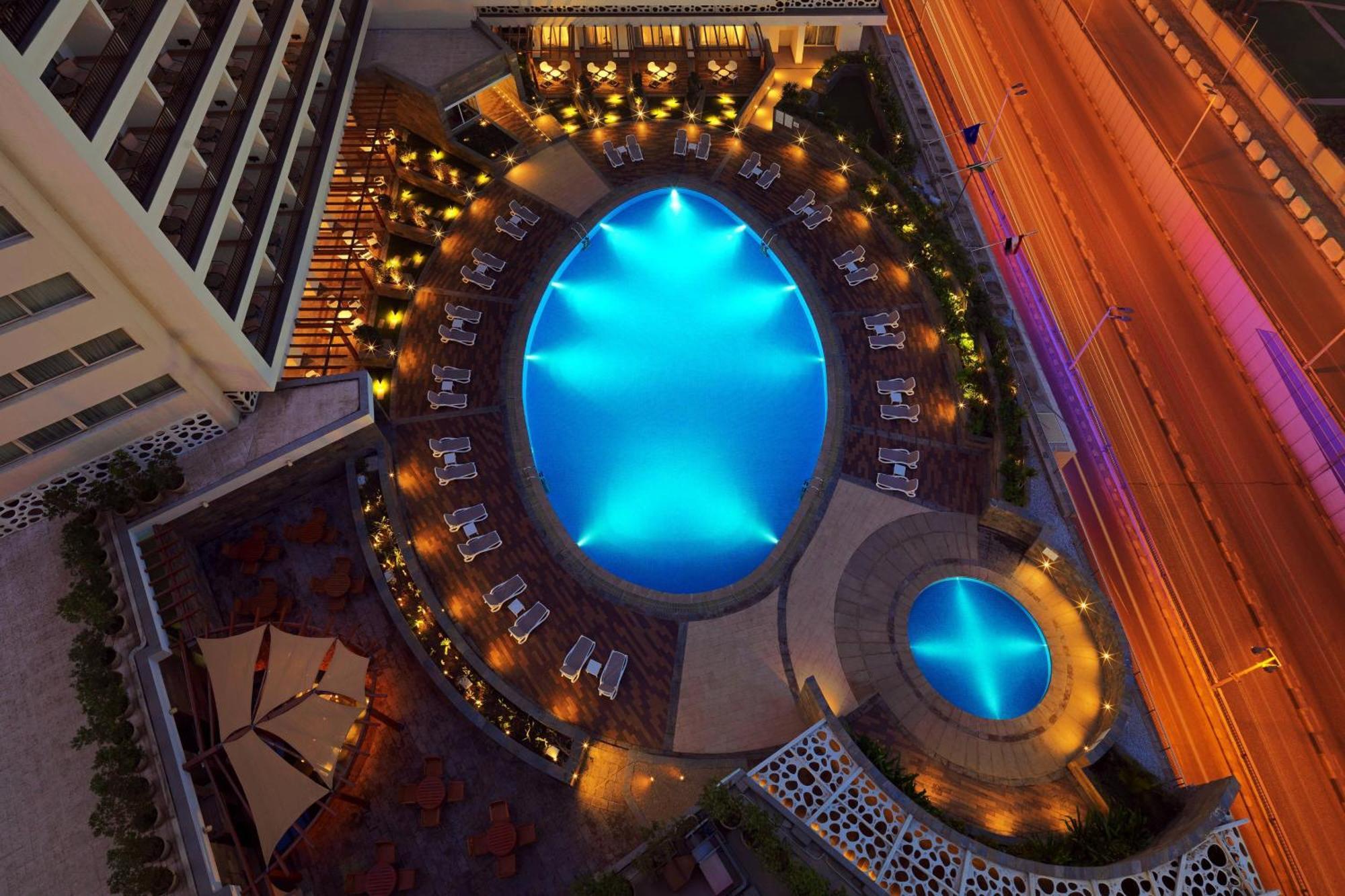 开罗喜来登酒店及赌场 Giza 外观 照片 The pool at the hotel