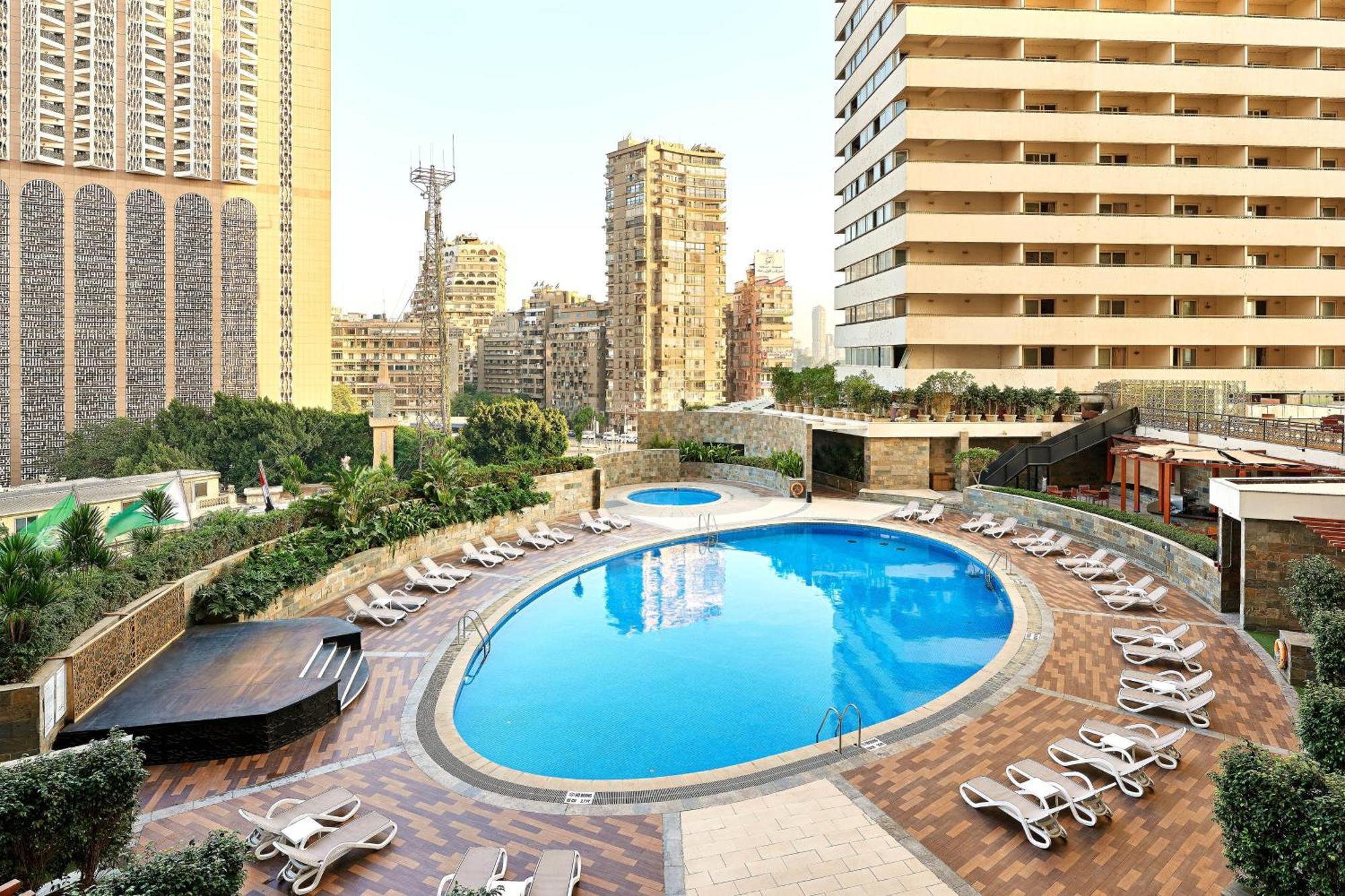 开罗喜来登酒店及赌场 Giza 外观 照片 The pool at the Grand Hotel