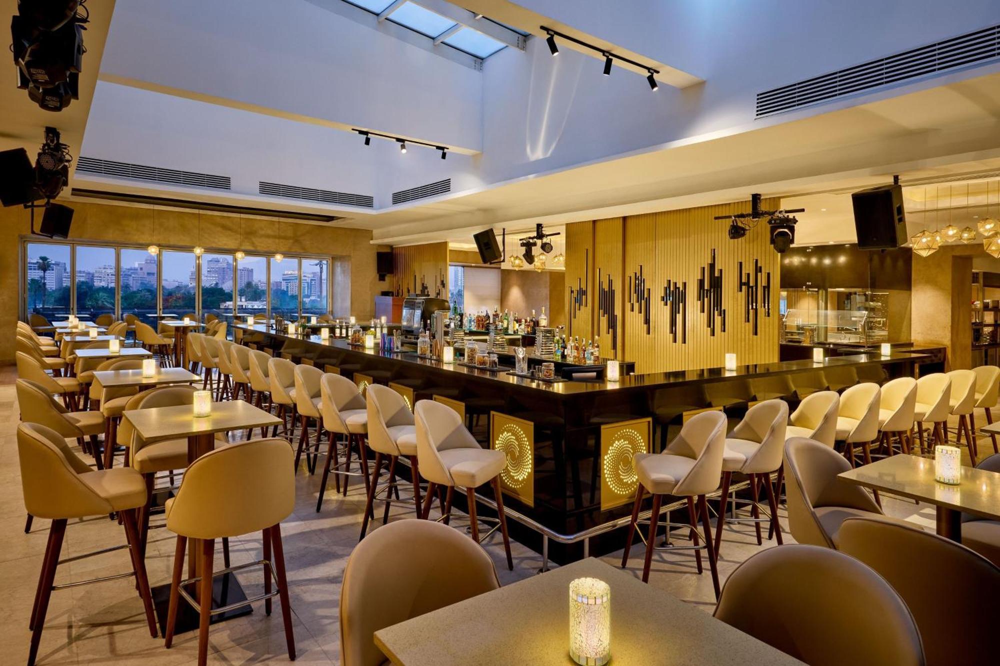 开罗喜来登酒店及赌场 Giza 外观 照片 The bar at the 360° Sky Lounge